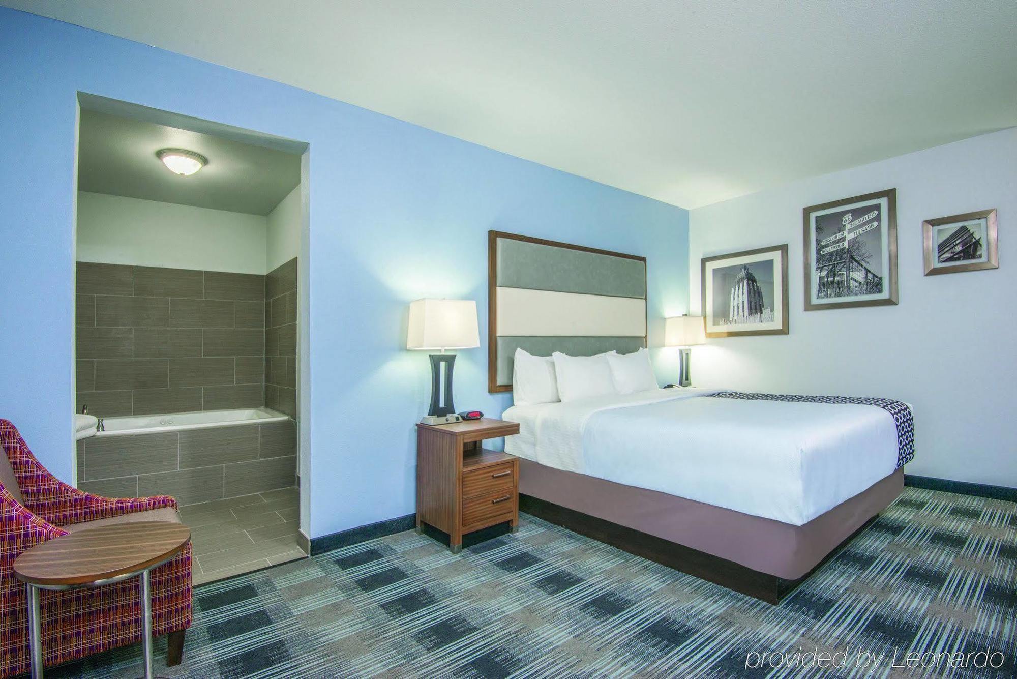La Quinta By Wyndham Guthrie Hotel Exterior photo